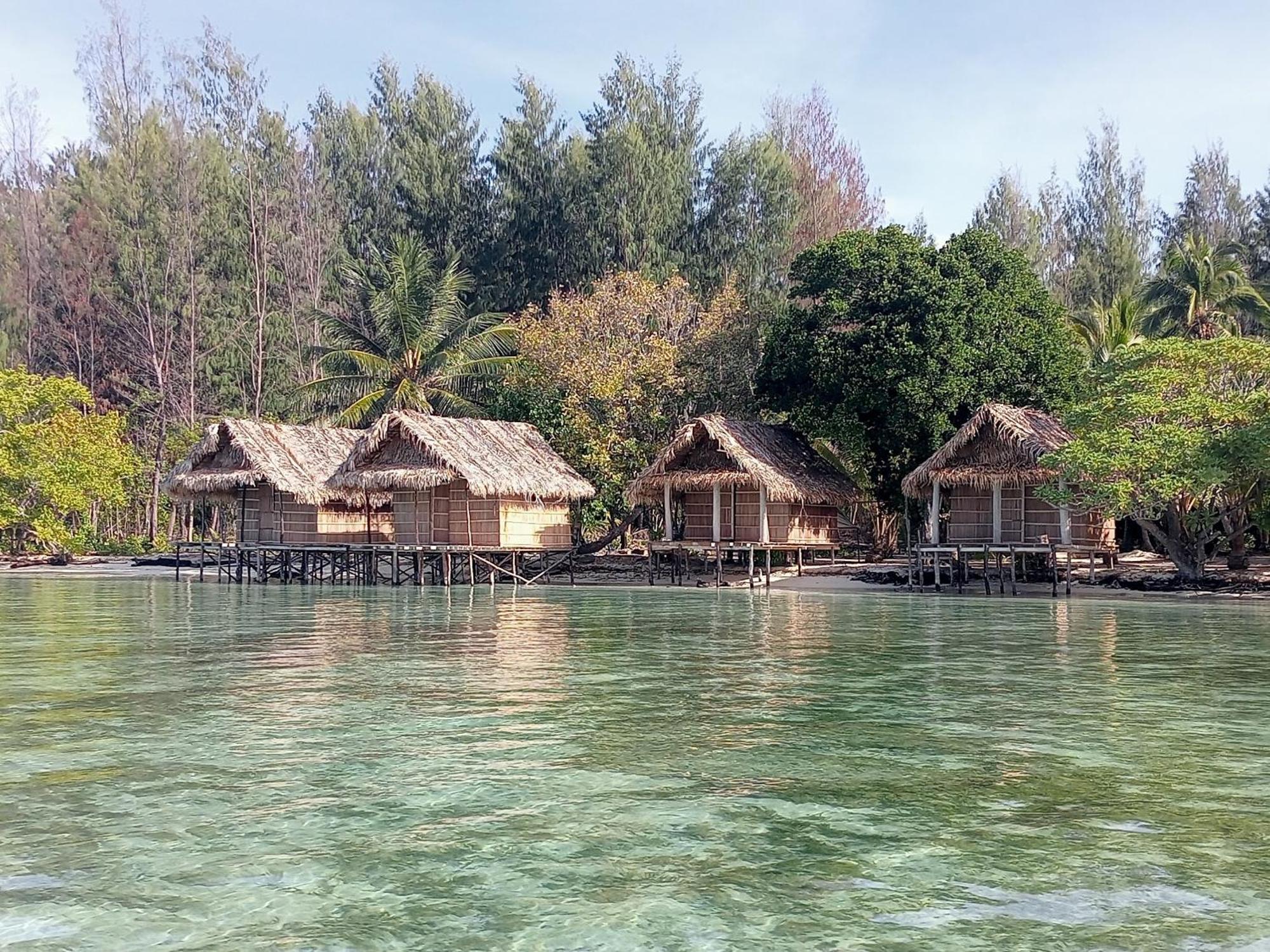 Coco Huts Guest House Waisai Екстер'єр фото