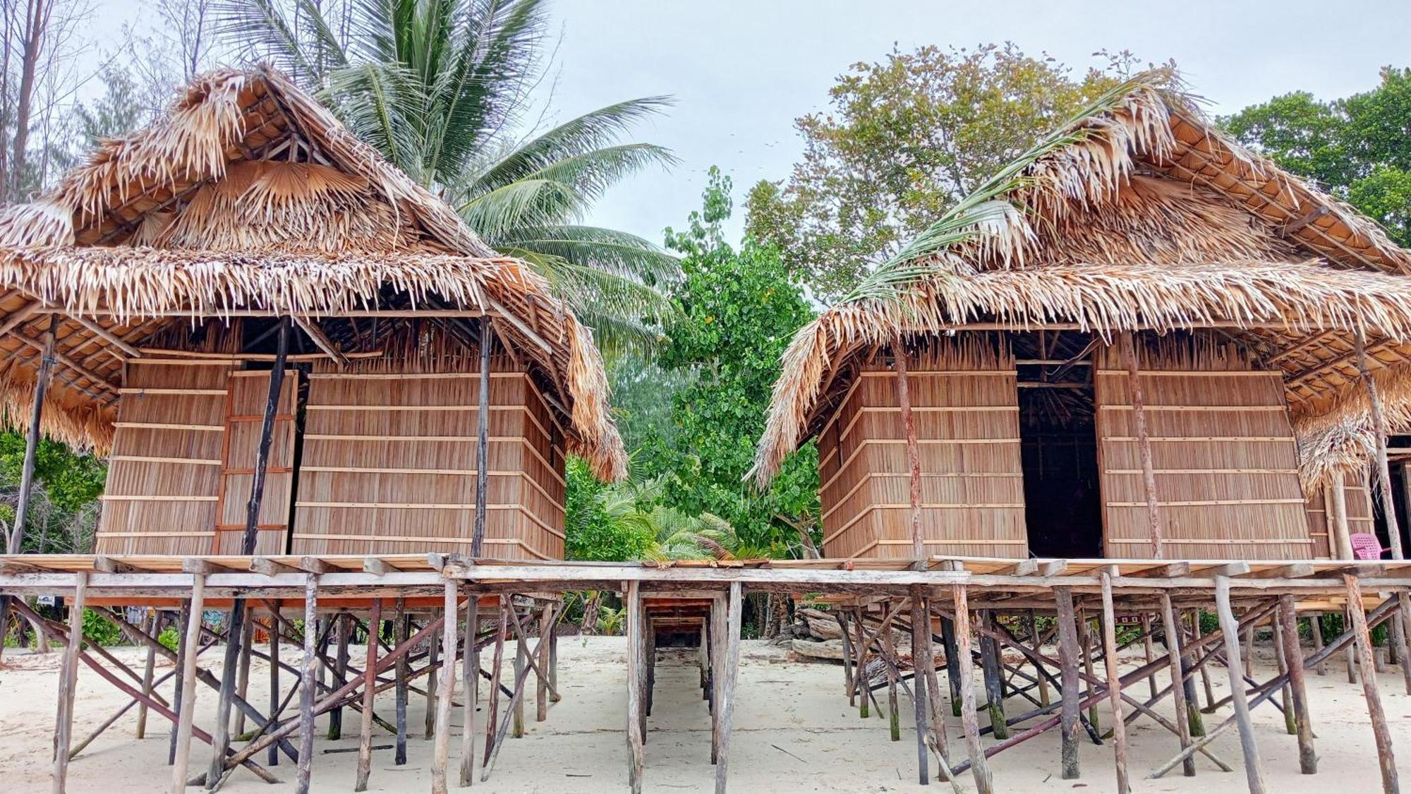Coco Huts Guest House Waisai Екстер'єр фото