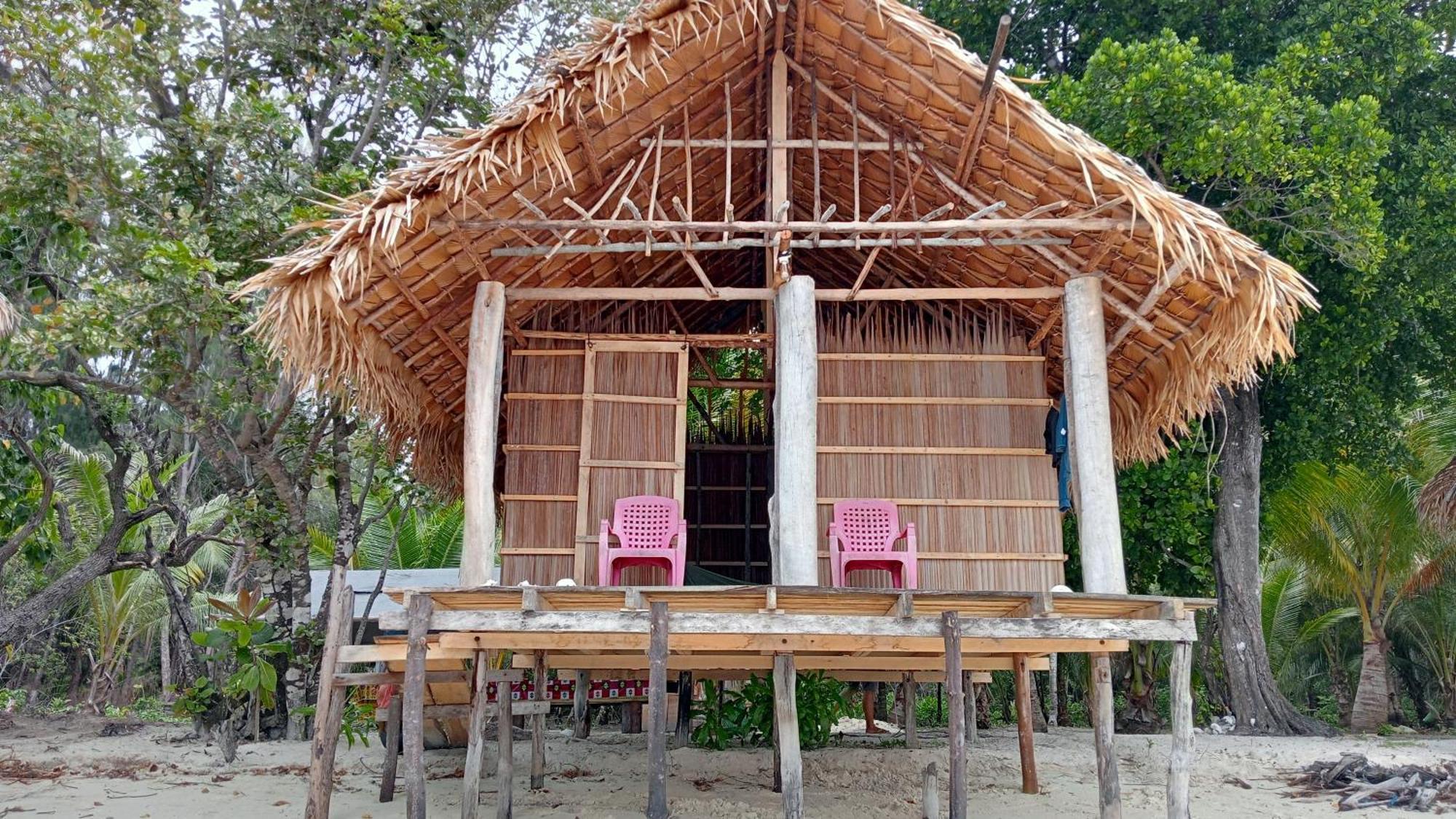 Coco Huts Guest House Waisai Номер фото