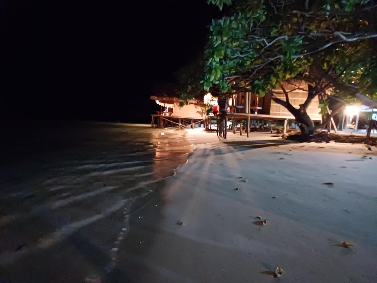 Coco Huts Guest House Waisai Екстер'єр фото